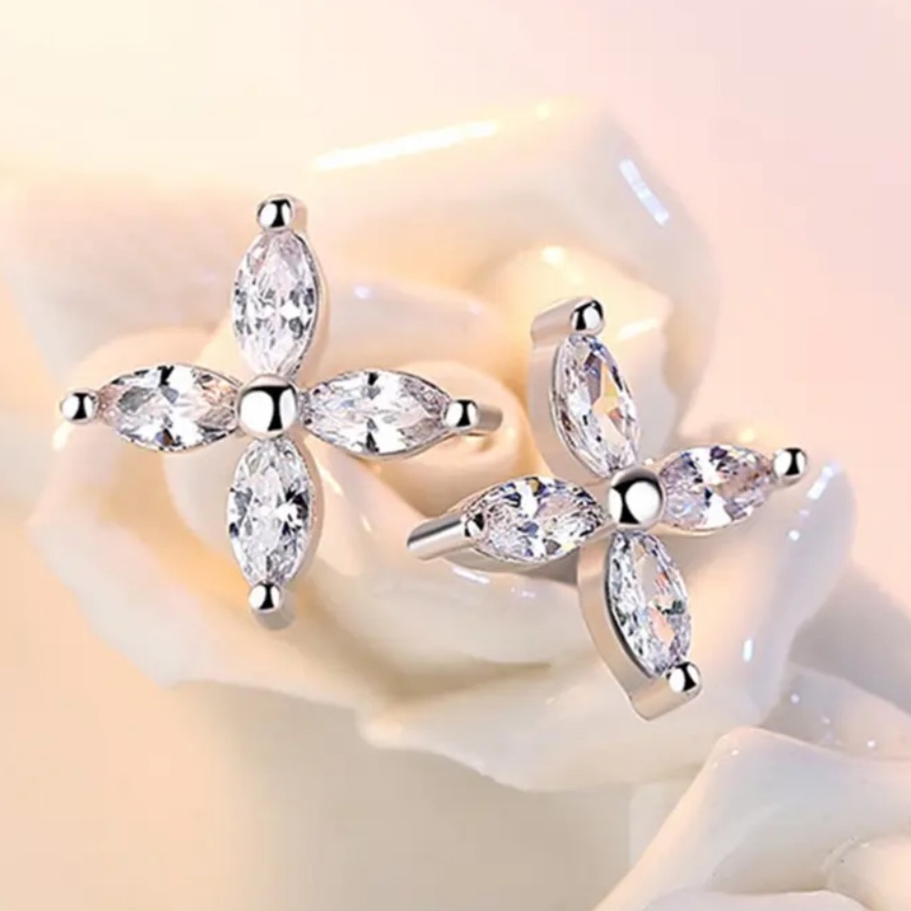 ๐ Silver Lucky Four Leaves Clover Stud Earrings - Picture 2 of 6